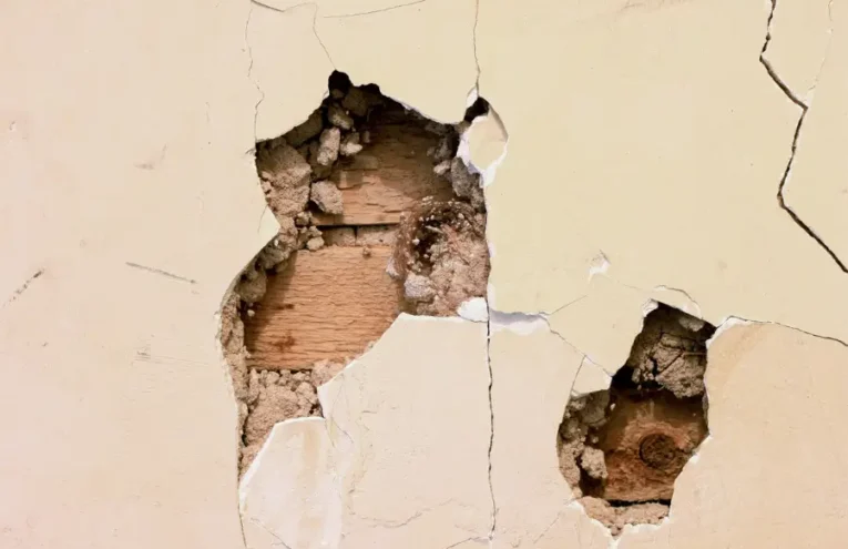 How to Repair Holes in Plaster Walls 