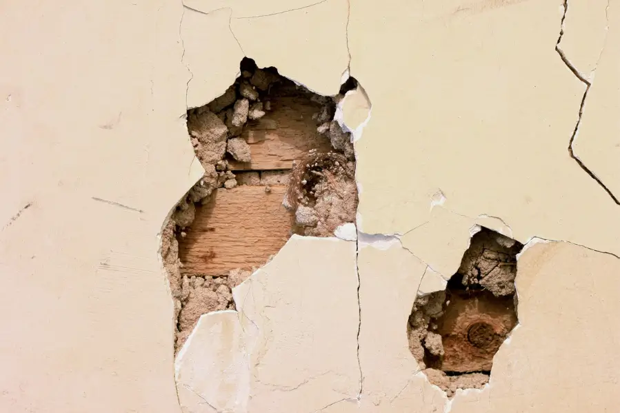 How to Repair Holes in Plaster Walls 